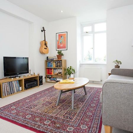 Bright 2 Bedroom Apt - Great Location - Free Parking Борнмът Екстериор снимка