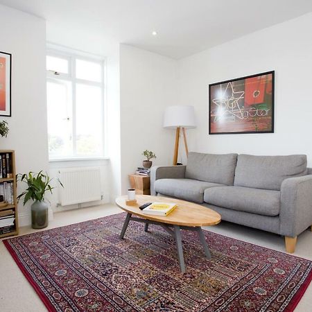 Bright 2 Bedroom Apt - Great Location - Free Parking Борнмът Екстериор снимка