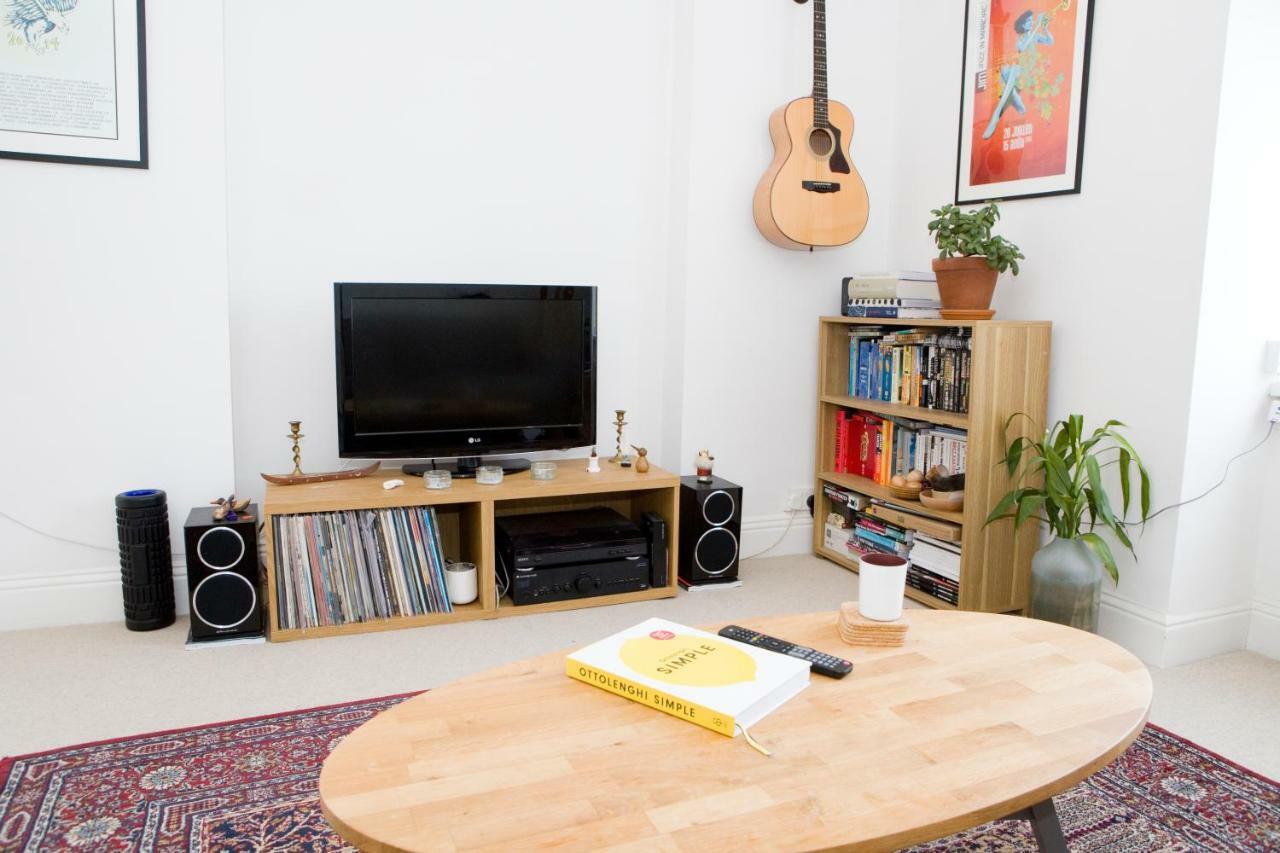Bright 2 Bedroom Apt - Great Location - Free Parking Борнмът Екстериор снимка