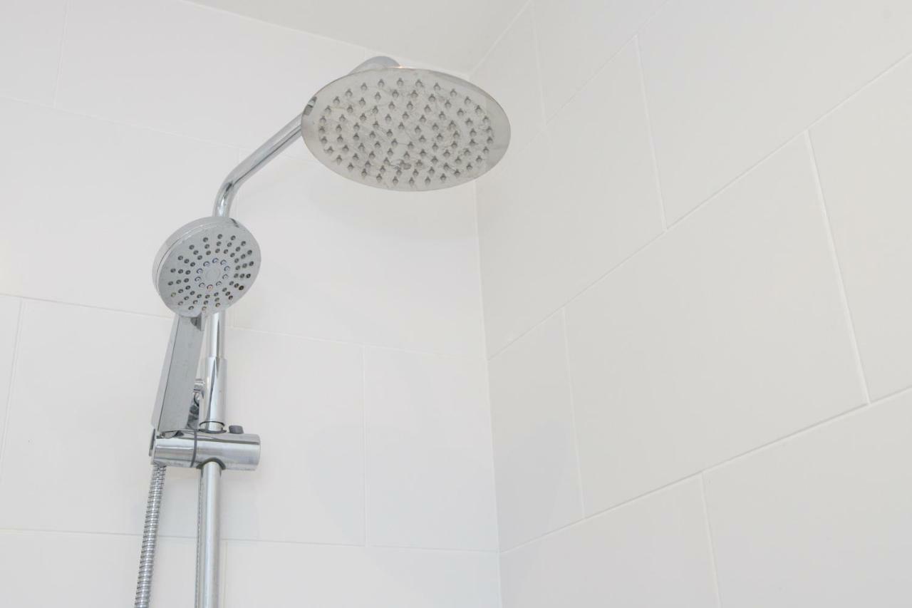 Bright 2 Bedroom Apt - Great Location - Free Parking Борнмът Екстериор снимка